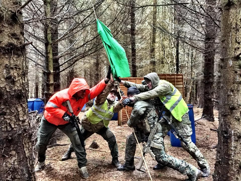 Evento de airsoft con jugadores capturando bandera